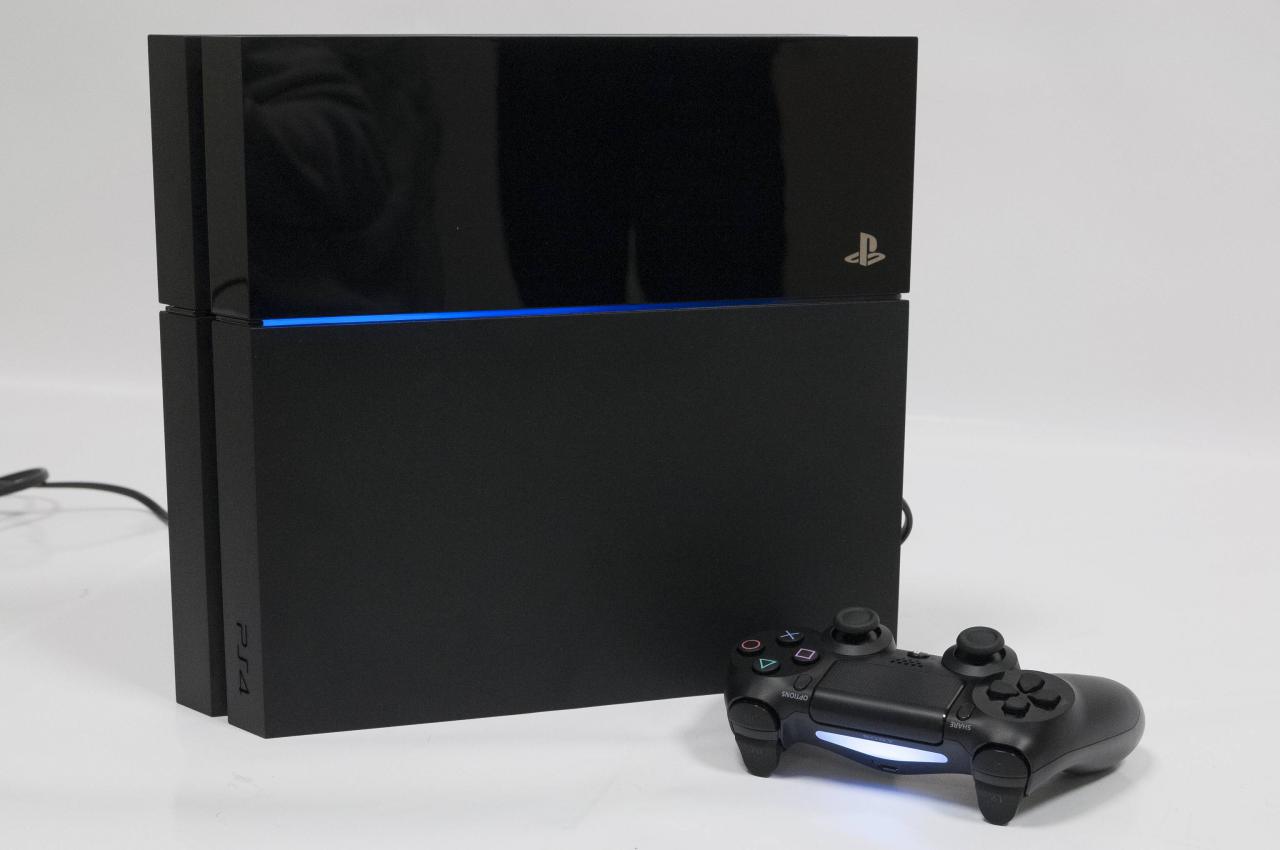[08/11/2013] Die Playstation 4 im Test: Stehend ist sie ein Design-Statement, liegend passt sie sich unauffällig der Umgebung an. Gamezone hat Sonys Next-Gen-Konsole getestet.