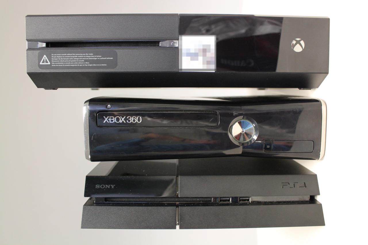 [26/11/2013] Xbox One, Xbox 360 Slim und Playstation 4 im Größenvergleich: Sonys Gaming-Maschine ist ein echter Zwerg.