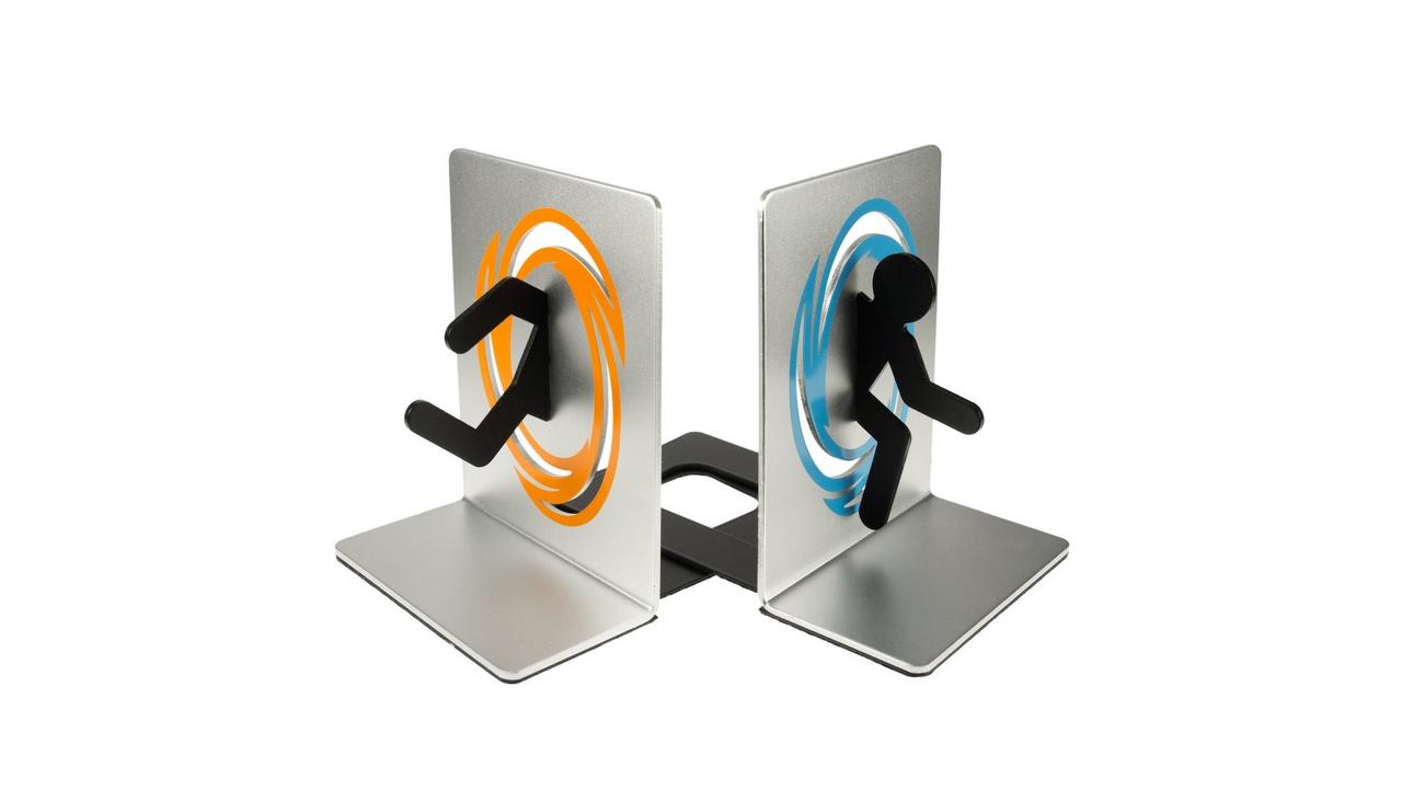[16/12/2013] Portal-Buchstützen eignen sich perfekt für den intellektuellen Gamer, der nicht nur gern Geschicklichkeits-Spiele zockt, sondern auch mal ein Buch liest.