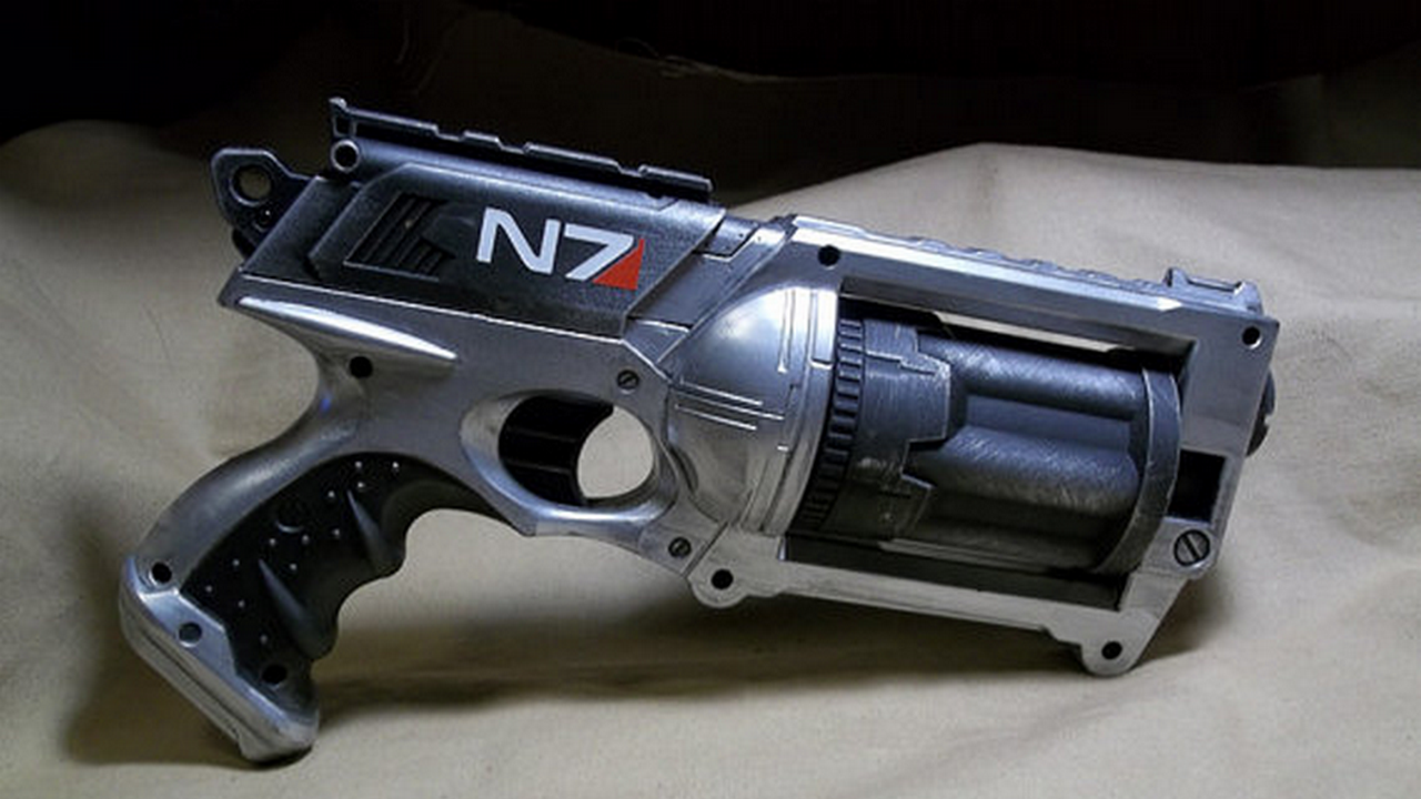 [16/12/2013] Die Mass Effect Nerf Gun könnt ihr auch an Kollegen verschenken. Bringt zudem etwas mehr Spaß in den tristen Büro-Alltag.