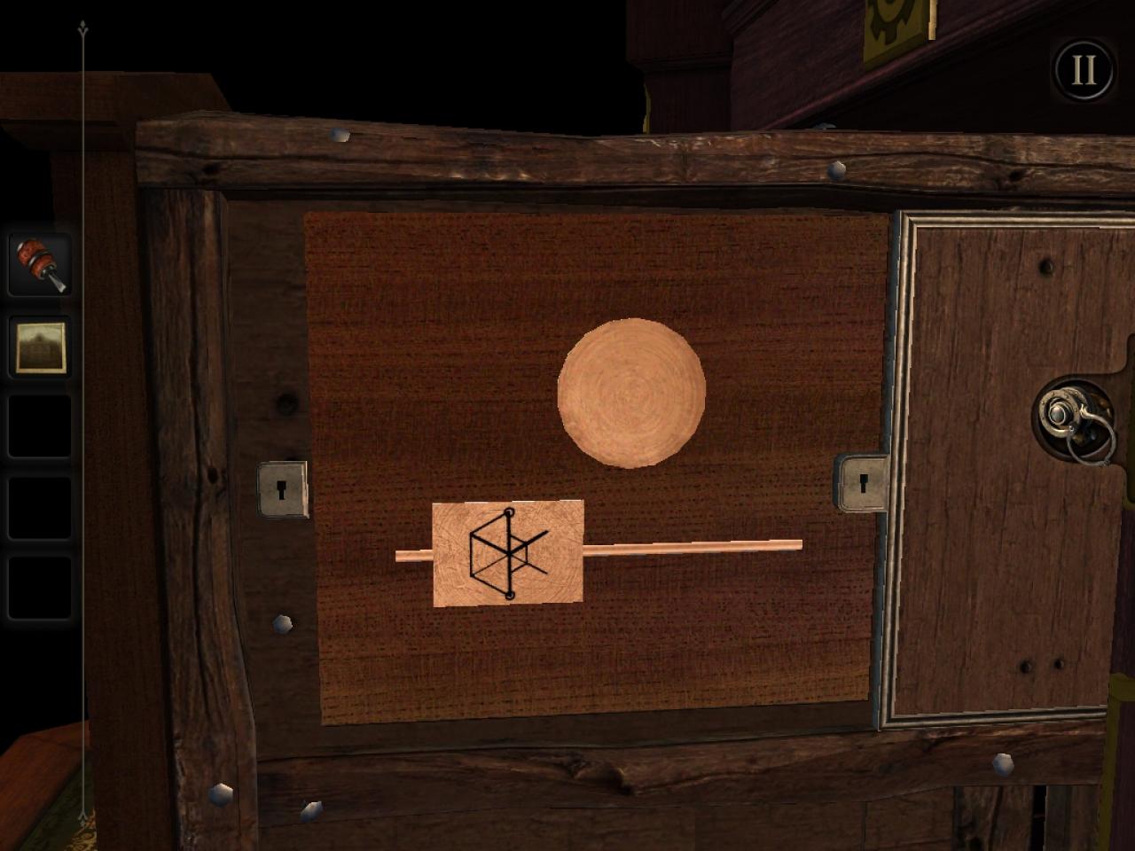 [24/02/2014] The Room - Kapitel 2 - Öffnet die Holzplatte an der rechten Seite der Uhr mit dem Schlüssel.