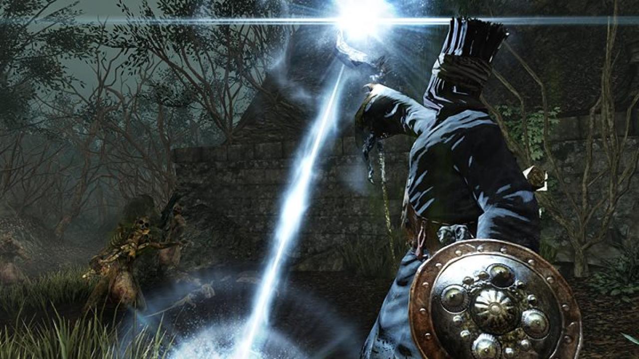 [06/03/2014] Dark Souls 2 ist eine gelungene Fortsetzung des Hardcore-Rollenspiels. Lediglich etwas offenere Areale und eine bessere Optik haben sich Fans gewünscht - etwa wie im PS4-exklusiven Bloodborne, das stellenweise eine bessere Figur macht.