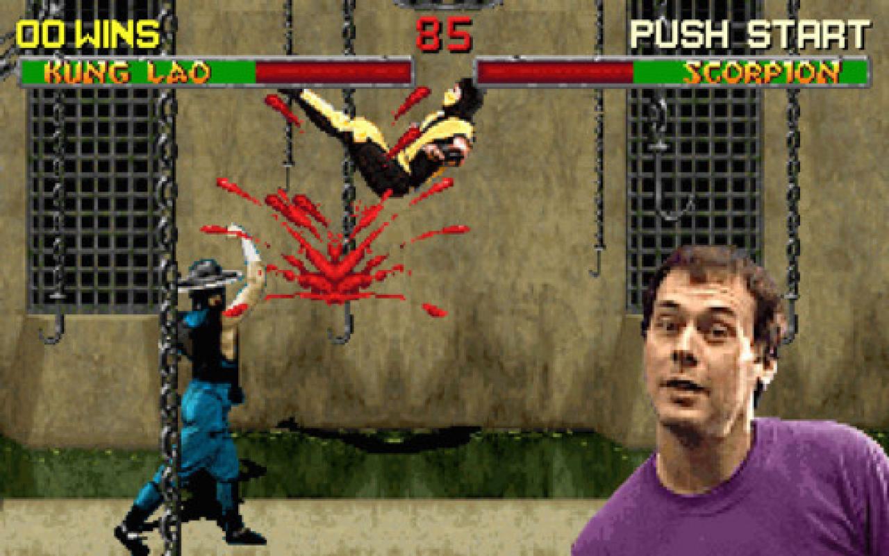 [28/03/2014] Die Mortal Kombat-Reihe ist bekannt für seine knallharte und blutrünstige Kampf-Action. Da erwartet man als Spieler nicht unbedingt ein großes Gag-Feuerwerk und umso überraschender waren Spieler, als bei Mortal Kombat 2 nach einem besonders deftigen Aufwärtshaken plötzlich Sound Designer Dan Forden am rechten unteren Bildrand auftauscht und 