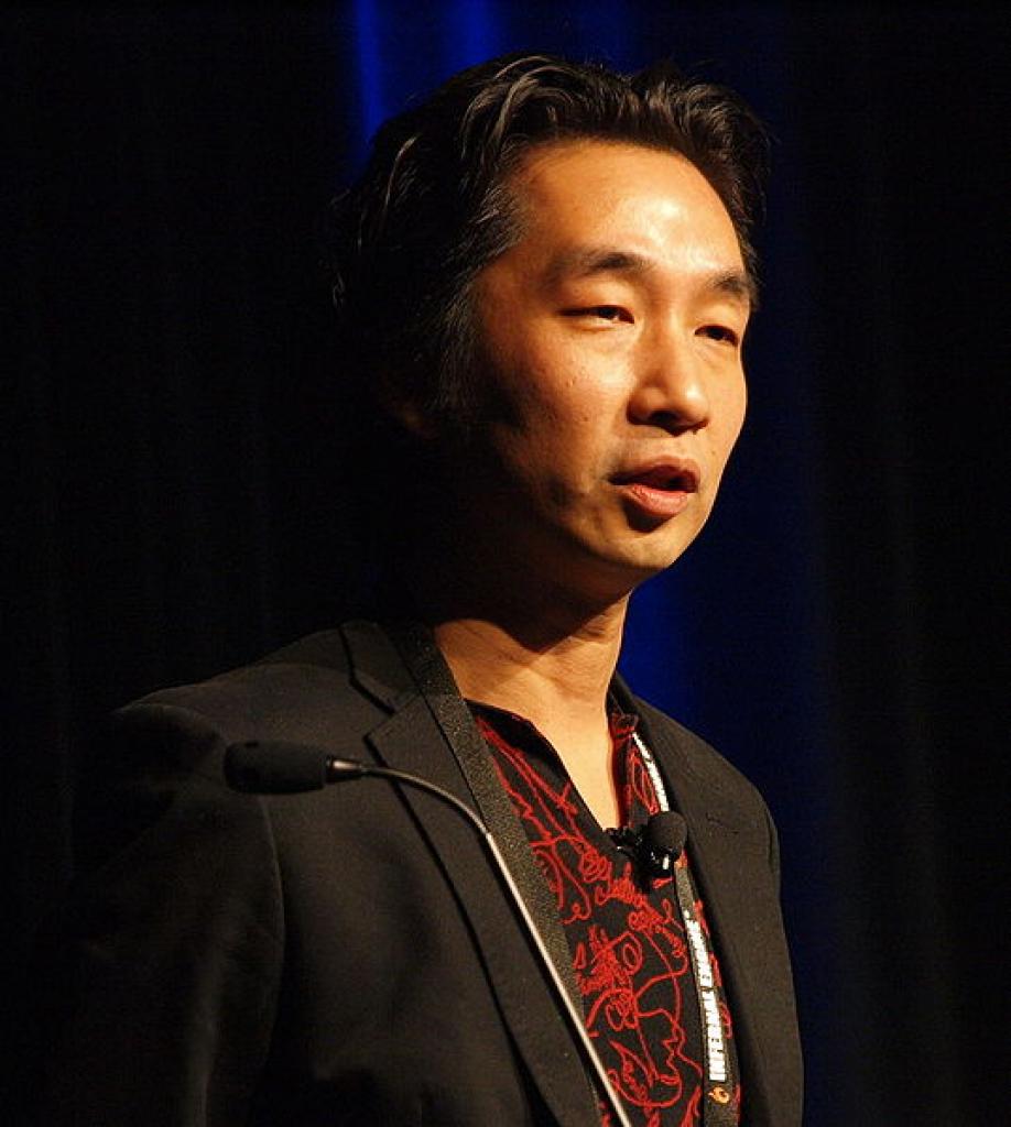 [16/04/2014] Akira Yamaoka machte sich als Komponist für die legendäre Silent-Hill-Reihe einen Namen und war von 1993 bis 2009 für Konami tätig. Zusammen mit Mary Elizabeth McGlynn und Joe Romersa schuf er nicht nur beklemmende Laute, welche den Horror der Reihe audiotechnisch perfekt untermalten, sondern zudem erstklassige Musik voller Melancholie, die nicht nur Serien-Kennern ins Ohr gehen. Für Silent Hill: Downpour übernahm zum Leidwesen der Fans Daniel Licht, der zwar ein großes Erbe antrat, jedoch einen guten Job machte.