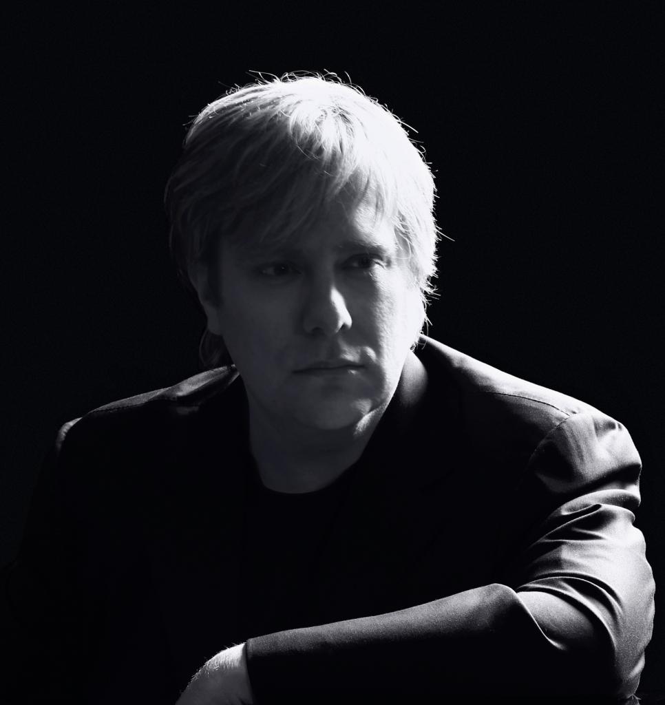 [16/04/2014] Jeremy Soule ist allen Rollenspiel-Fans ein bekannter Name. Schließlich schuf er eine enorme Anzahl fantastischer und epischer Soundtracks für Spiele wie Bethesdas Rollenspiel-Reihe The Elder Scrolls, Guild Wars, Neverwinter Nights, Dungeon Siege und viele mehr. Den Anfang machte Soule übrigens unter der Flagge von Square Enix und komponierte 1994 den Soundtrack zu Secret of Evermore. 2005 schuf er das Music-Label DirectSong zum Vertrieb von DRM-freien Videospiel-Soundtracks. Seine Kompositionen für The Elder Scrolls, Guild Wars und Harry Potter wurde er mit zahlreichen Preisen ausgezeichnet.