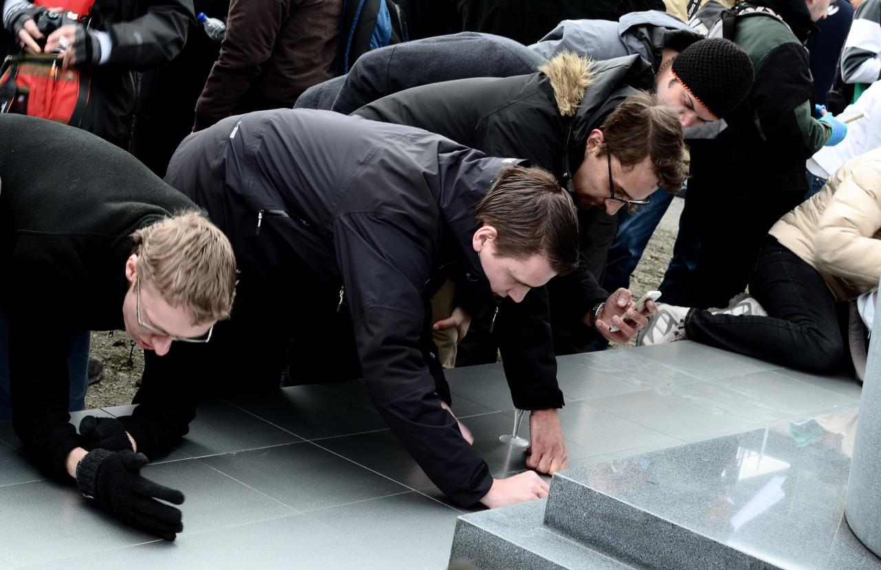[07/05/2014] CCP enthüllt ein Monument mit Geschichte: In der Bodenplatte sind die Namen aller Spieler eingraviert.