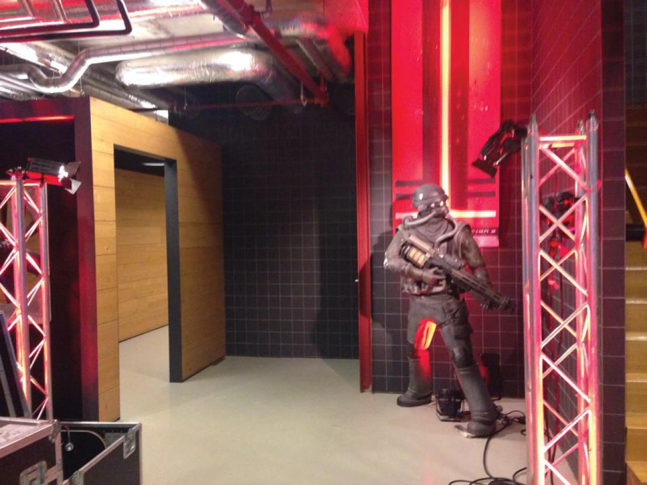 [30/09/2014] Die Killzone-Macher Guerilla Games führen durch ihr Studio in Amsterdam. (2)