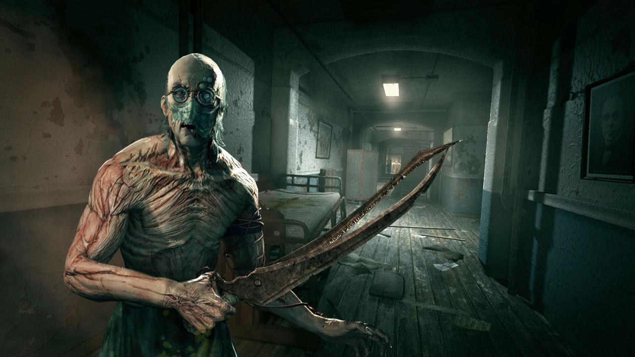 [24/10/2014] Der verrückte Arzt Dr. Richard Trager aus Outlast sieht nicht nur zum Fürchten aus. Auch von seinem dubiosen Operationsbesteck wollen wir so viel Abstand wie möglich gewinnen. Da nähen wir uns den abgetrennten Finger lieber wieder selbst an.