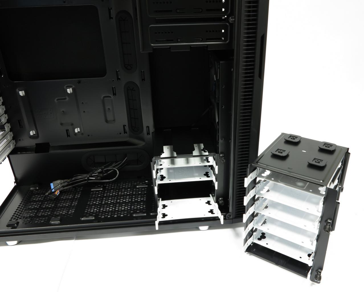 [20/11/2014] Herausgenommener Festplattenkäfig. Gut sichtbar: Festplatten und SSD werden hier seitlich eingeschoben.