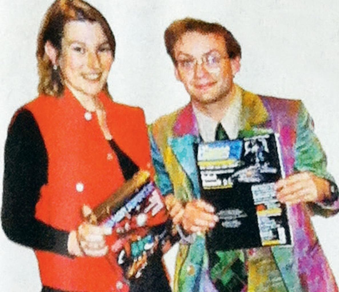 [25/11/2014] Wo um alles in der Welt werden solche Herrenanzüge verkauft? Wigald Boning begrüßte uns 1996 zum Interview in einem betont farbenfrohen Outfit.
