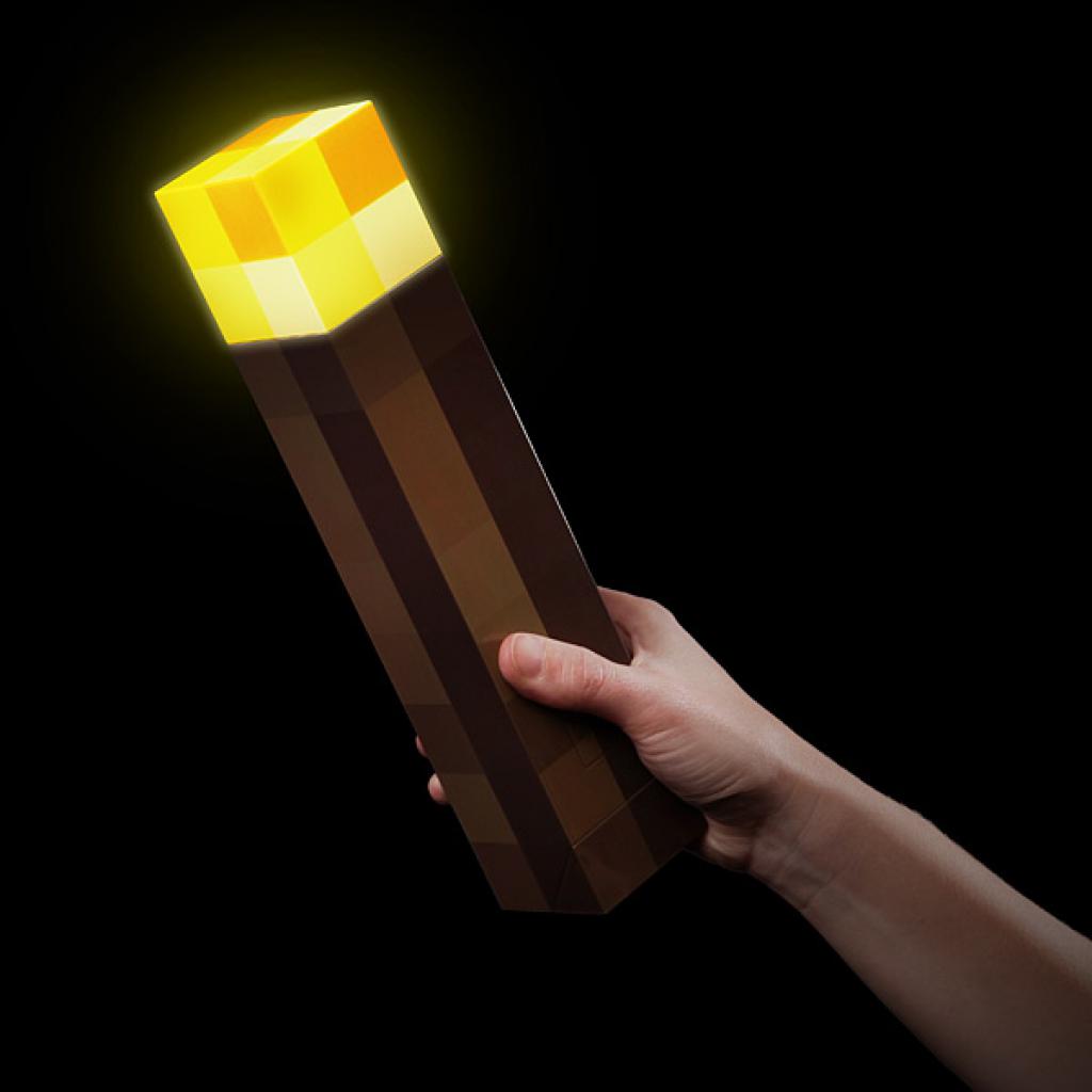 [16/12/2014] In Zukunft müssen wir uns vor der Dunkelheit nicht mehr fürchten, denn mit einer Minecraft-Fackel zur Hand, geht uns ab jetzt immer ein Licht auf. Ebenfalls geeignet als ungefährliche Beleuchtung für euren persönlichen Dungeon... äh Keller.