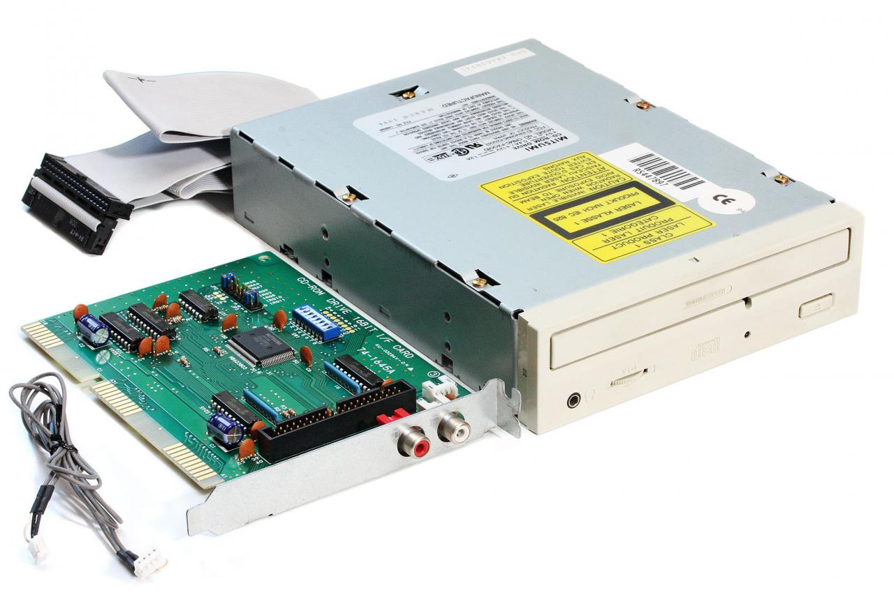 [27/01/2015] Die ersten CD-ROM-Laufwerke sind nicht nur teuer, sondern auch ziemlich langsam: Ein solches Double-Speed-Laufwerk kann gerade mal 300 KB pro Sekunde einlesen.
