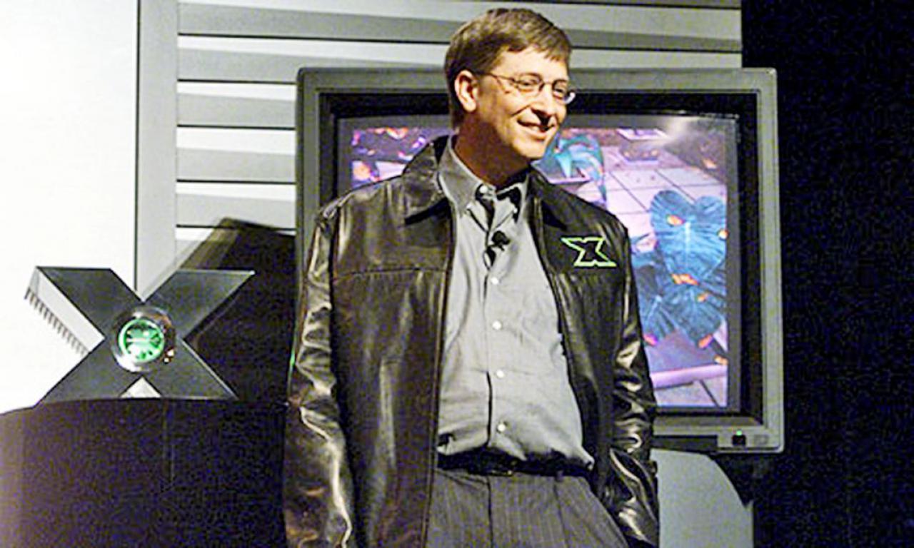 [27/01/2015] Microsoft-Gründer Bill Gates bei der Präsentation des ersten Xbox-Prototypen - die Konsole trägt ihren Namen (und hier auch noch ihre Form) dank Direct X.