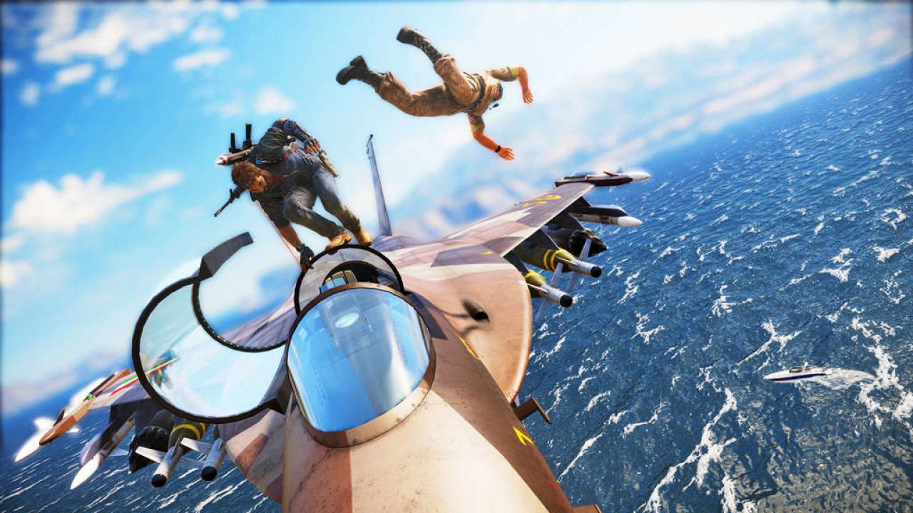 [02/02/2015] Sitzplatz-Upgrade - Raus da, das ist mein Flieger! In Just Cause 3 erwischt ihr garantiert euren Flug, denn Wartezeiten am Sicherheitscheck sind ein Fremdwort in Avalanches Chaos-Simulator. Vehikel wie Jets, Helis oder Autos entert ihr auf Knopfdruck. Die Warteschlange überspringt ihr per Greifhaken und beim Einsteigen entfällt das lästige Minispiel aus Just Cause 2. So seid ihr noch schneller bereit für Loopings und Sturzflüge.