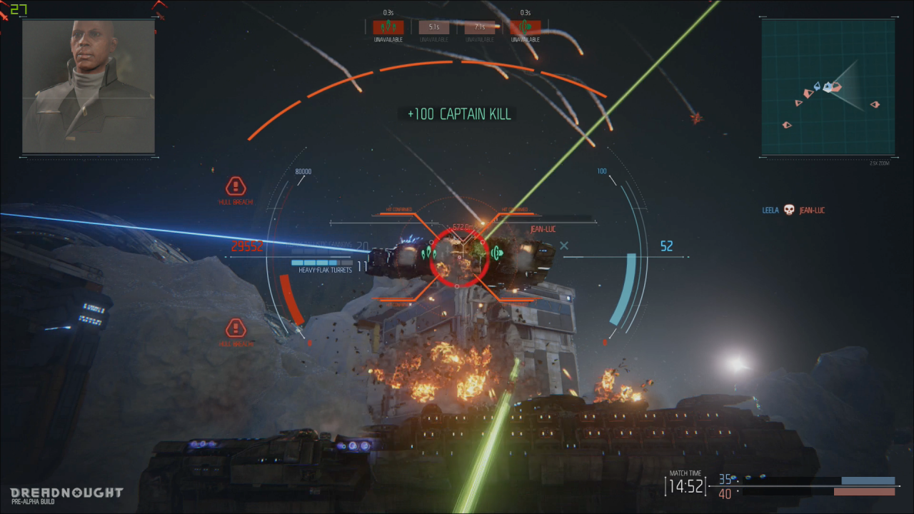 [13/03/2015] Dreadnought: Eure im Schiff stationierten Offiziere melden sich im Kampfverlauf per Video-Funkmeldung (oben links), um beispielsweise Schadensmeldungen zu machen.