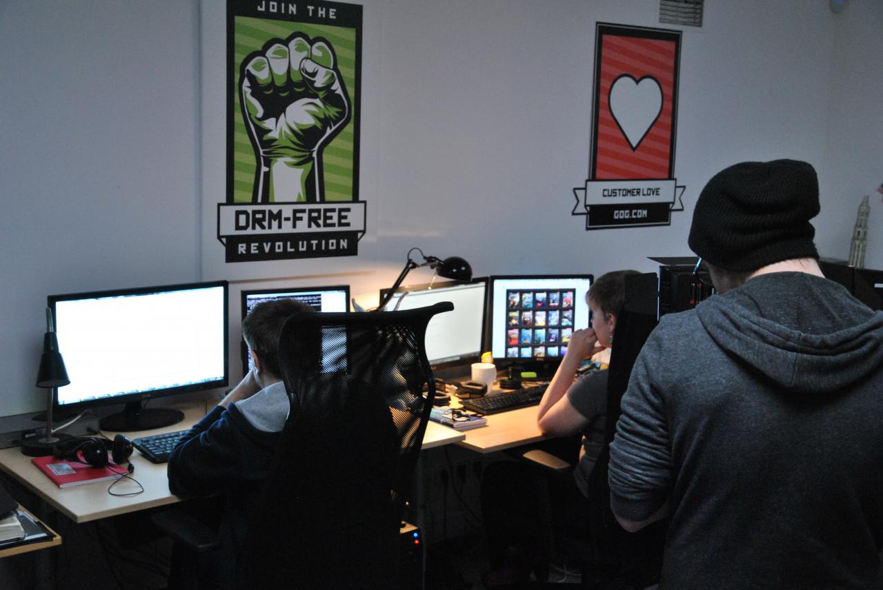 [10/03/2015] In der QA-Abteilung werden die alten Spiele zuerst zerlegt und dann wieder zusammengesetzt. Der Aufwand ist nötig, damit die oft mehr als 20 Jahre alten Titeln auf modernen PCs reibungslos laufen.