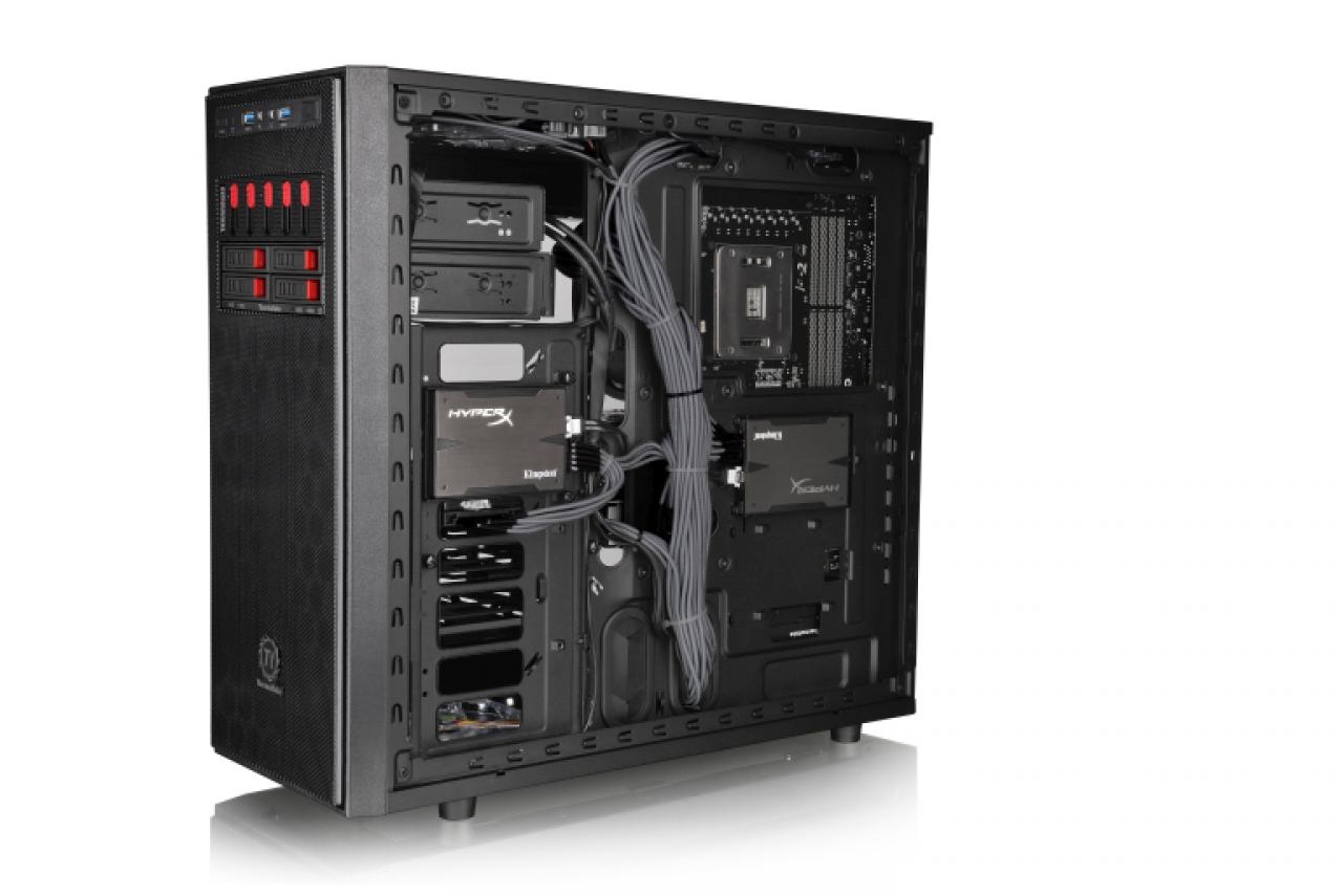 [24/03/2015] Dank mehrerer Ausparungen in der Mainboard-Montageebene können die Kabel gut verlegt werden