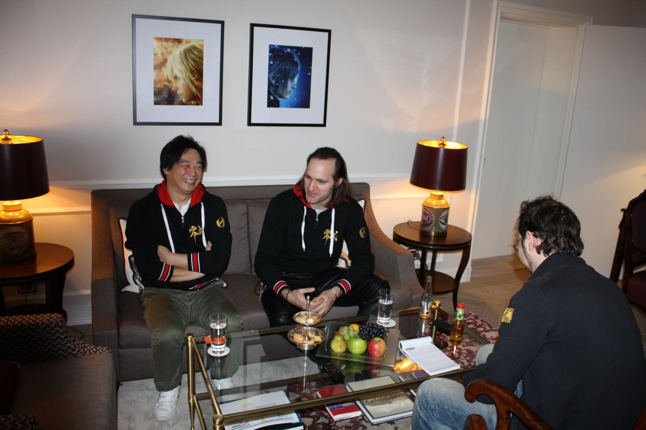 [10/04/2015] Redakteur Viktor Eippert im Gespräch mit Game Director Hajime Tabata und Dolmetscher.