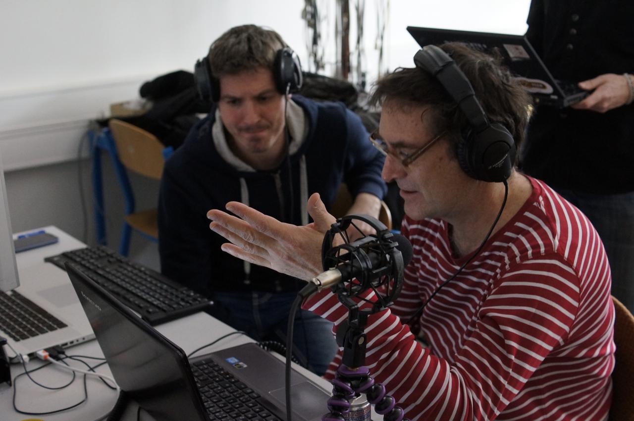 [15/04/2015] Sound Engineer Vojta Nedvěd (links) bei der Arbeit im Studio. Hier bespricht er sich gerade mit Dan Brown, einem der Sprecher für Kingdom Come: Deliverance. Browns markante, tiefe Stimme kennt ihr vielleicht noch aus ArmA-Reihe.