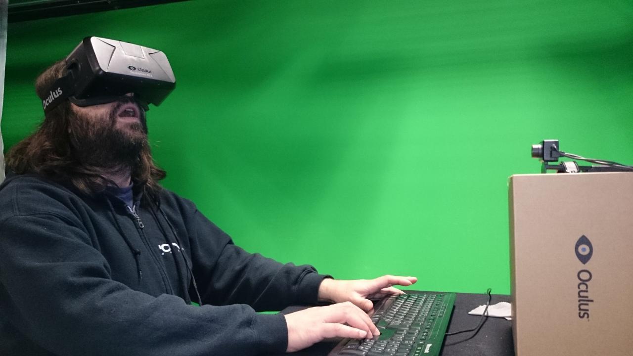 [08/04/2015] Großes Staunen: Beim Zocken mit einem VR-Headset auf dem Schädel, sieht man leider ziemlich bescheuert aus.