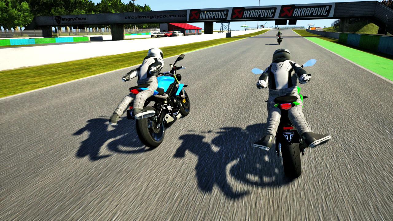 [28/04/2015] Witziger Bug: Drückt ihr im Spiel auf die Share-Taste, sind lustige Verrenkungen zu sehen - sobald ihr den Pause-Modus beendet, sitzen die Fahrer wieder normal.