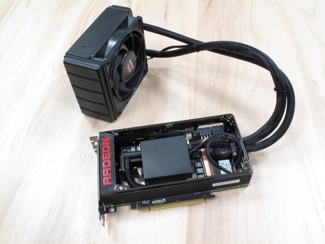 [23/06/2015] Wasserkühlung der AMD R9 Fury X bei offenem Gehäuse