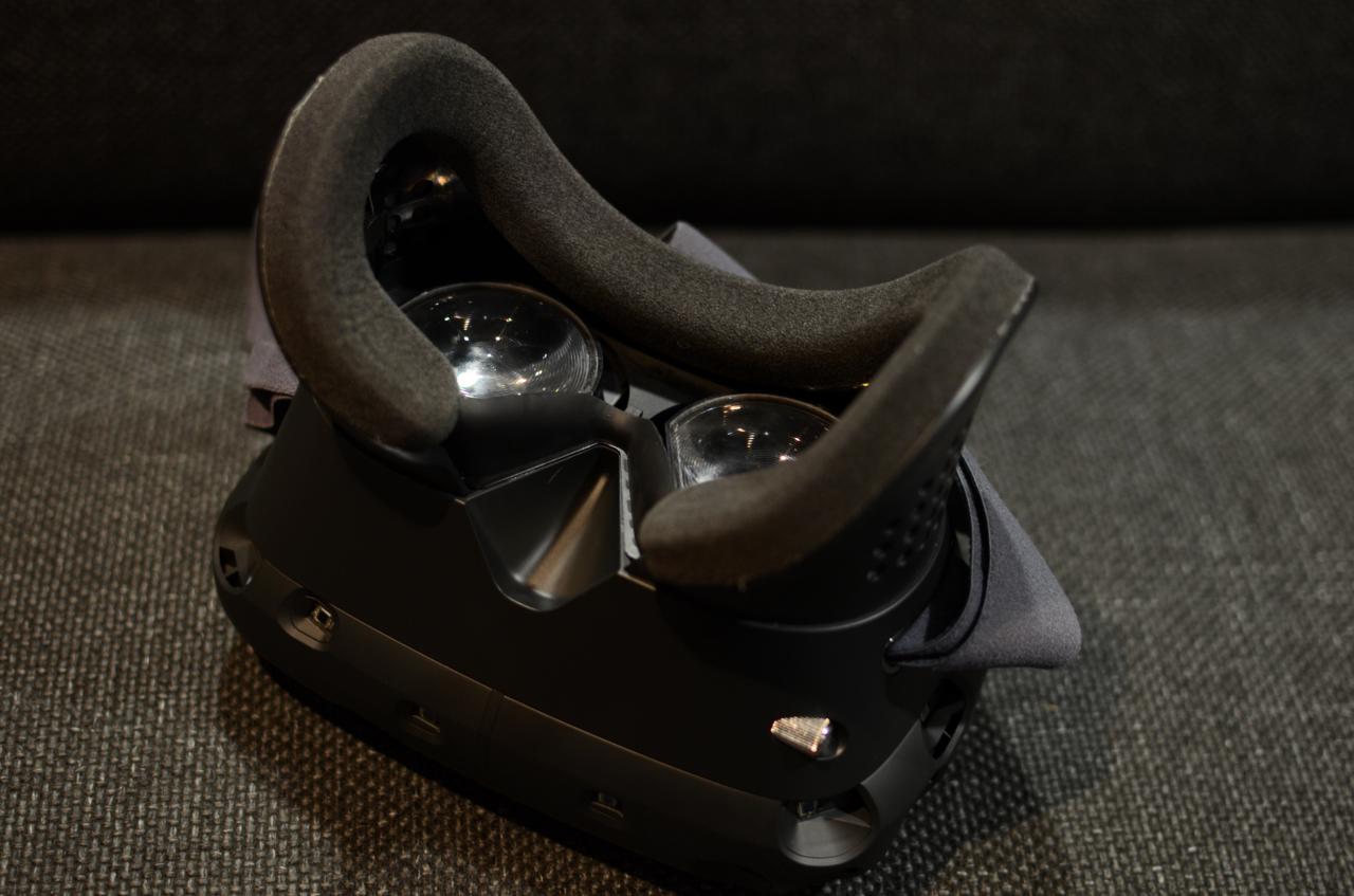 [13/06/2015] Das HTC Vive löst mit 1.200 x 1.080 Pixeln pro Auge auf und bietet damit ein spürbar schärferes Bild als bisherige VR-Geräte. Kostenpunkt: Unter 1000 Preis. Einen genauen Preis verriet der Hersteller nicht.