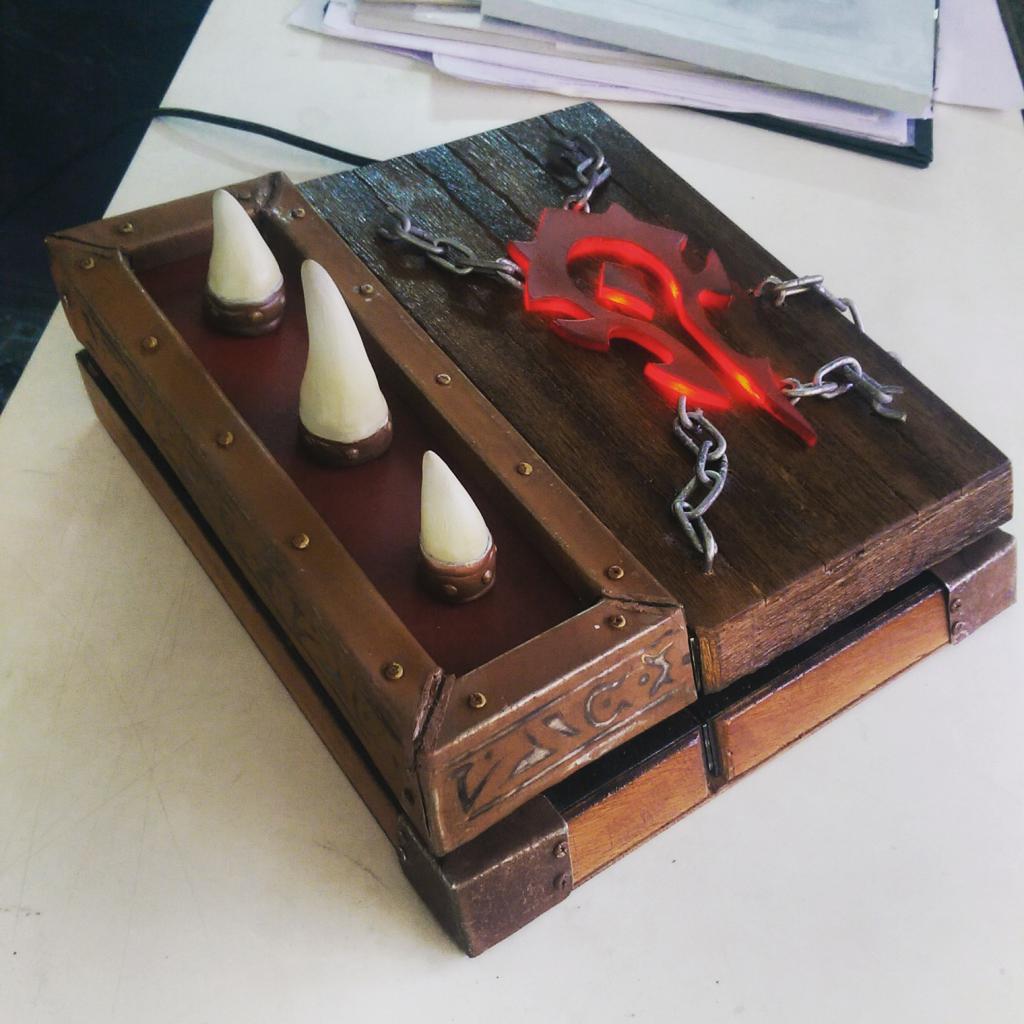 [15/07/2015] Eine PS4 im Horde-Design.