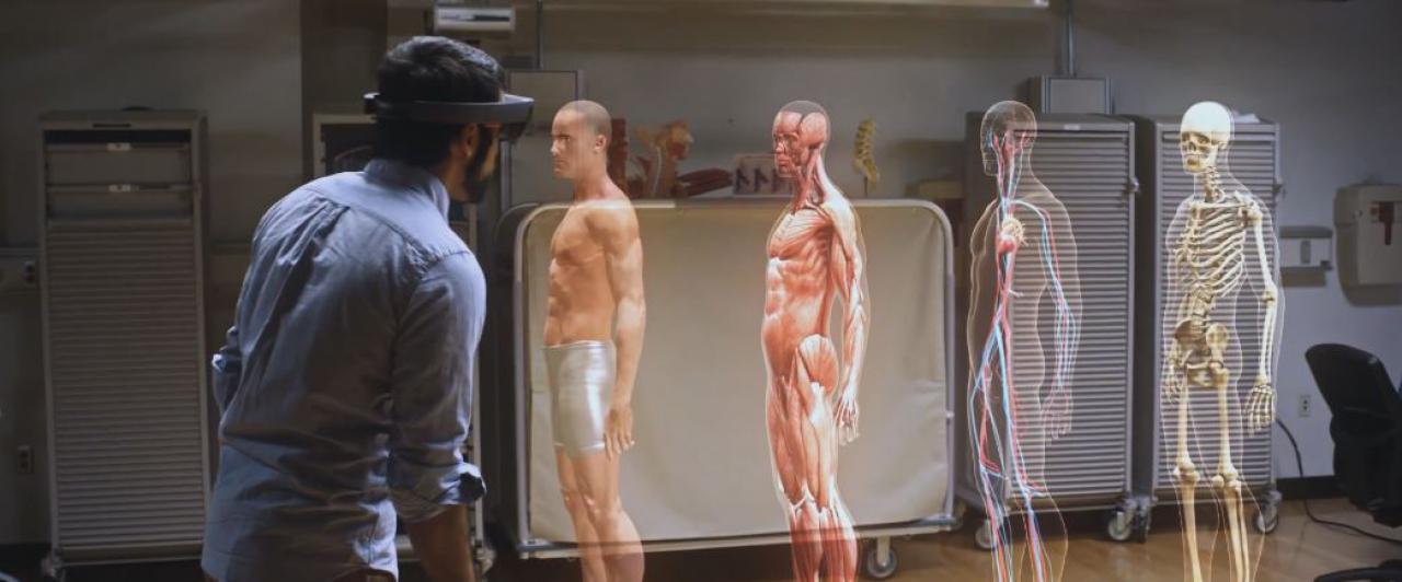 [03/08/2015] Beeindruckend: Die Technik von Hololens verblüfft immer wieder aufs Neue. Nur der Spiele-Support ist bislang recht mau.