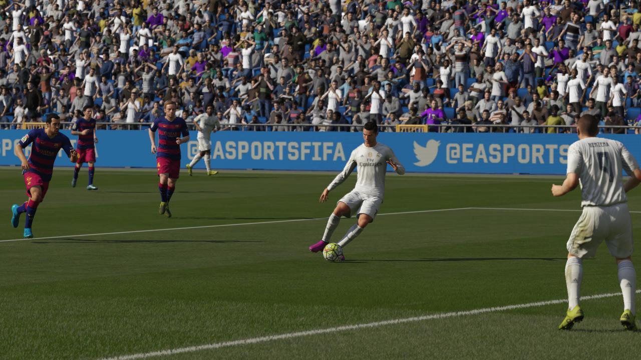 [24/09/2015] FIFA - Warum überhaupt noch raus auf's Feld gehen, wenn VR-Headset im Wohnzimmer doch viel sicherer ist und weniger Schweiß produziert? Fehlen nur noch Ego-Perspektive und Zuschauer-Modus, bei denen die Freunde von der Tribüne aus zuschauen dürfen.