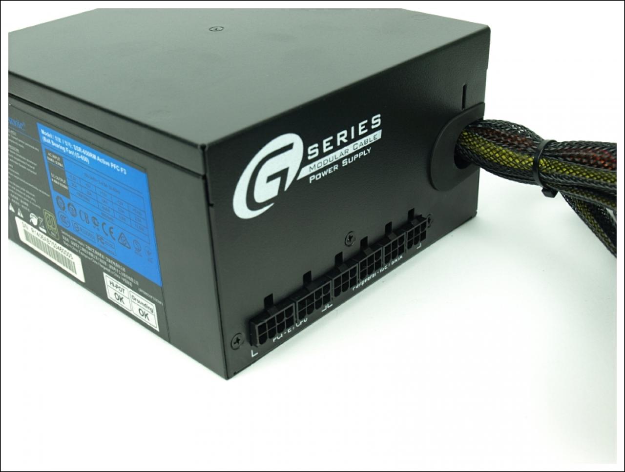 [29/09/2015] Ein modulares Netzteil mit abnehmbaren Kabeln - man nutzt nur die Kabel, die man wirklich braucht.