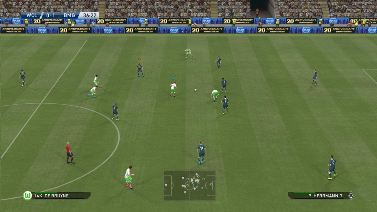 [11/09/2015] Schön zu sehen: Gladbach agiert hier mit einer sehr eng stehenden Formation, die auf die Seite des ballführenden Gegners einrückt. Derart taktische Einstellungen sieht man in PES 2016 hervorragend. (PC)