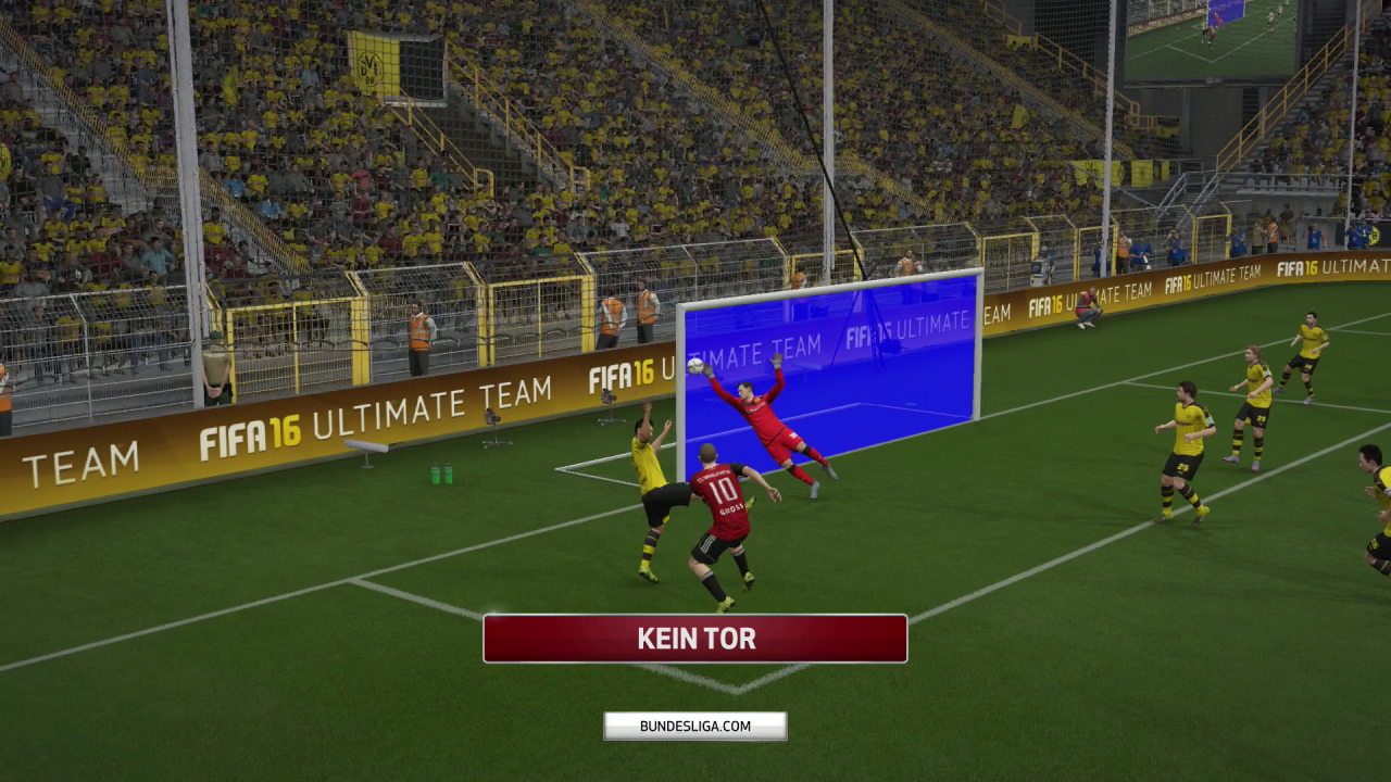 [21/09/2015] TV-Atmosphäre pur: Selbst die Torlinientechnik wird in FIFA 16 verwendet.
