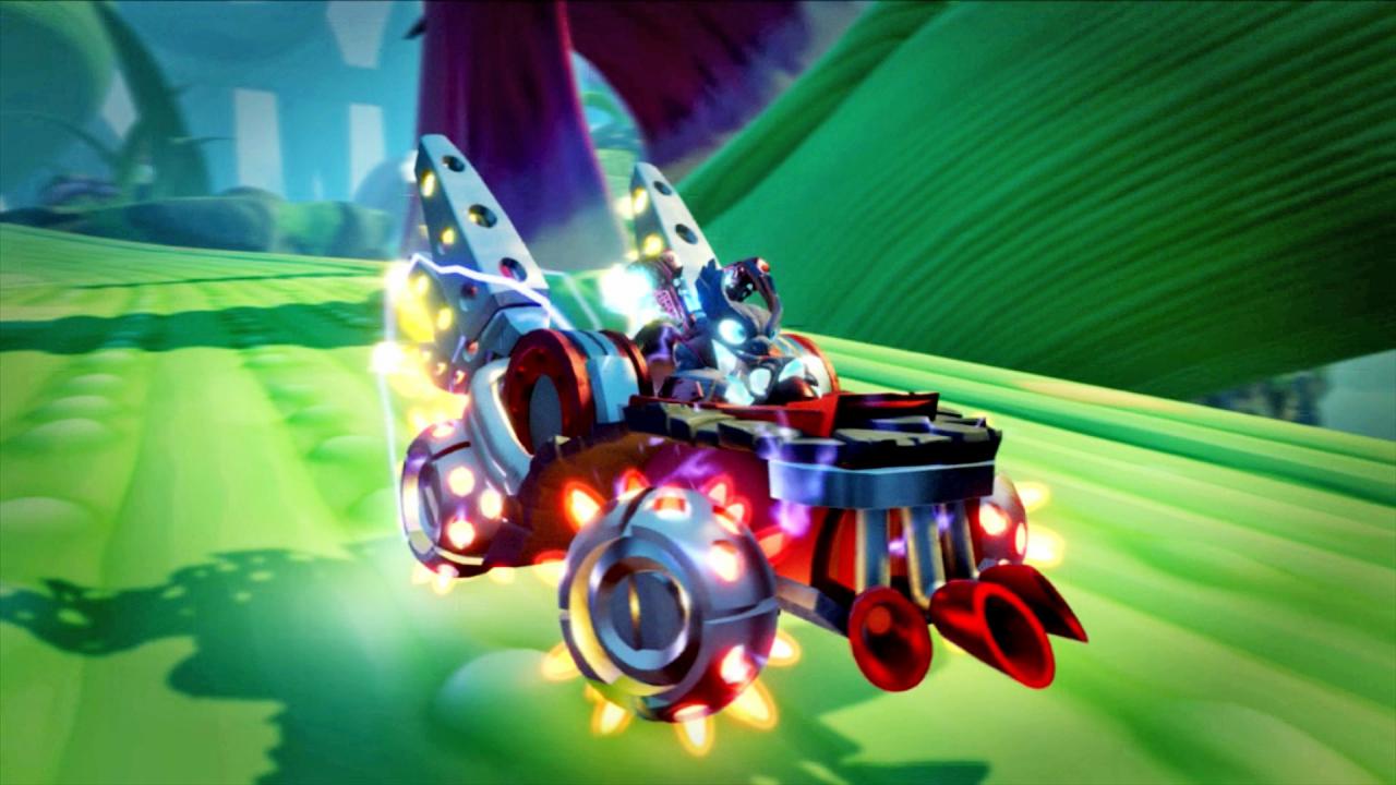 [26/10/2015] Es kann tatsächlich jeder Skylander jedes Fahrzeug steuern - aaaaber wenn ihr einen bestimmten Himmelshelden mit dempassenden Fahrzeug kombiniert, wird der Schlitten besonders mächtig. Typisch Skylanders: alles geht, Perfektion kostet extra.