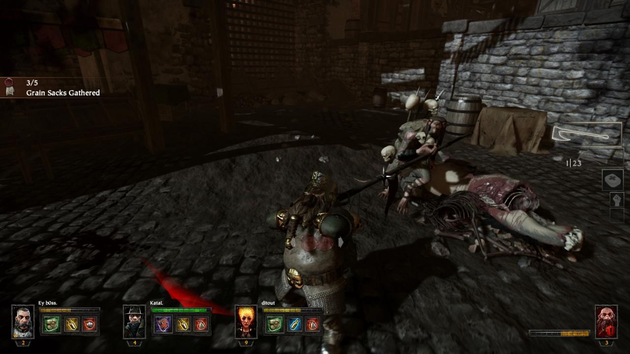 [29/10/2015] Der Packmaster ist eine Mischung aus L4D-Smoker und L4D2-Jockey. Mit einer Rute samt befestigtem Seil zieht er euch aus der Gruppe heraus und versucht, euch zu isolieren. Fies: Hat er genug Zeit, rammt er die Rute einfach in den Boden und lyncht euch so, um sich dann dem nächsten Opfer zu widmen.