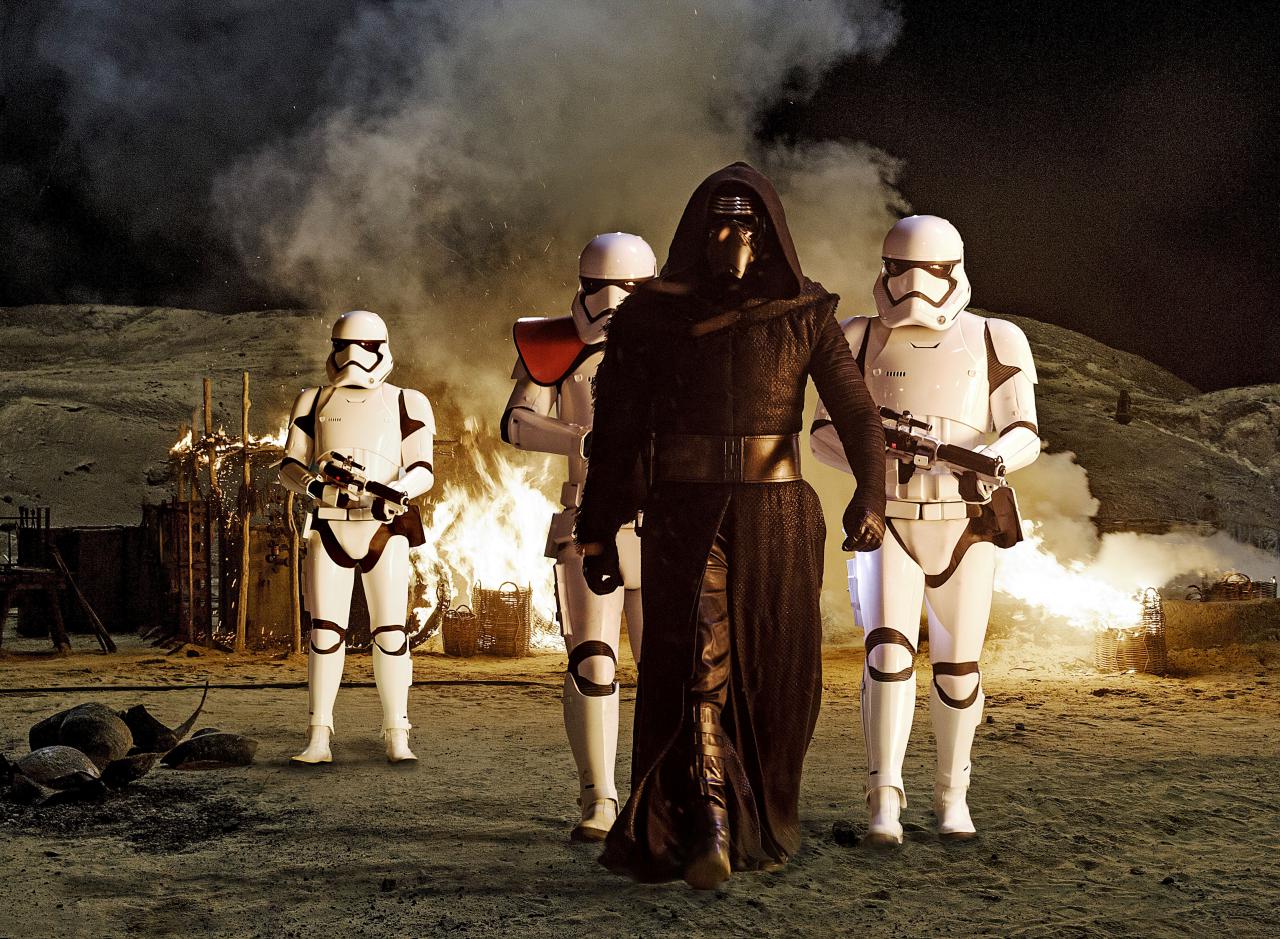 [04/12/2015] Das Böse rührt sich. Wer ist Kylo Ren (A. Driver, Mitte)?