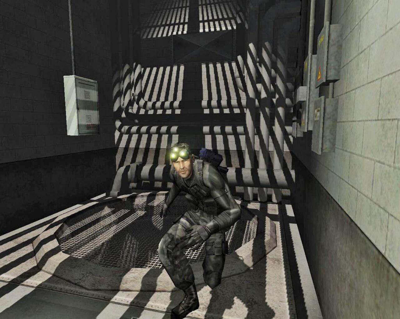 [18/01/2016] Die drei grünen Punkte am Nachtsichtgerät von Sam Fisher sind das Markenzeichen der Splinter Cell-Reihe. Dank sagenhafter Schatteneffekte und klugen Schleich-Spielansatzes wird Teil 1 zum Hit.