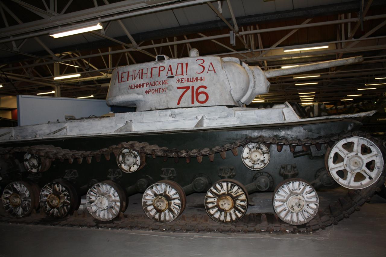 [25/02/2016] Tank Museum Bovington, Ausstellungshalle mit Exponaten des Zweiten Weltkriegs - hier: ein KV-IB