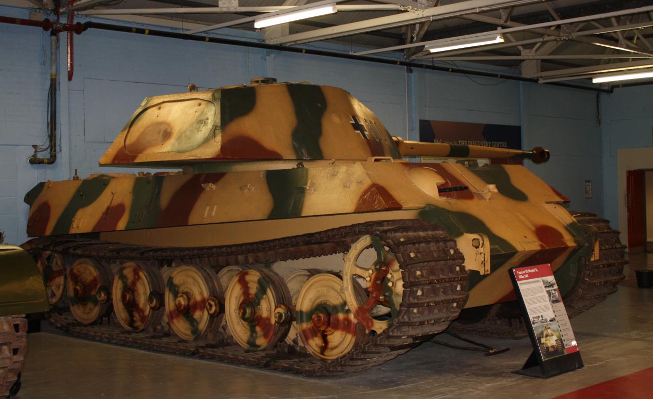 [25/02/2016] Tank Museum Bovington, Ausstellungshalle mit Exponaten des Zweiten Weltkriegs - hier: ein Königstiger