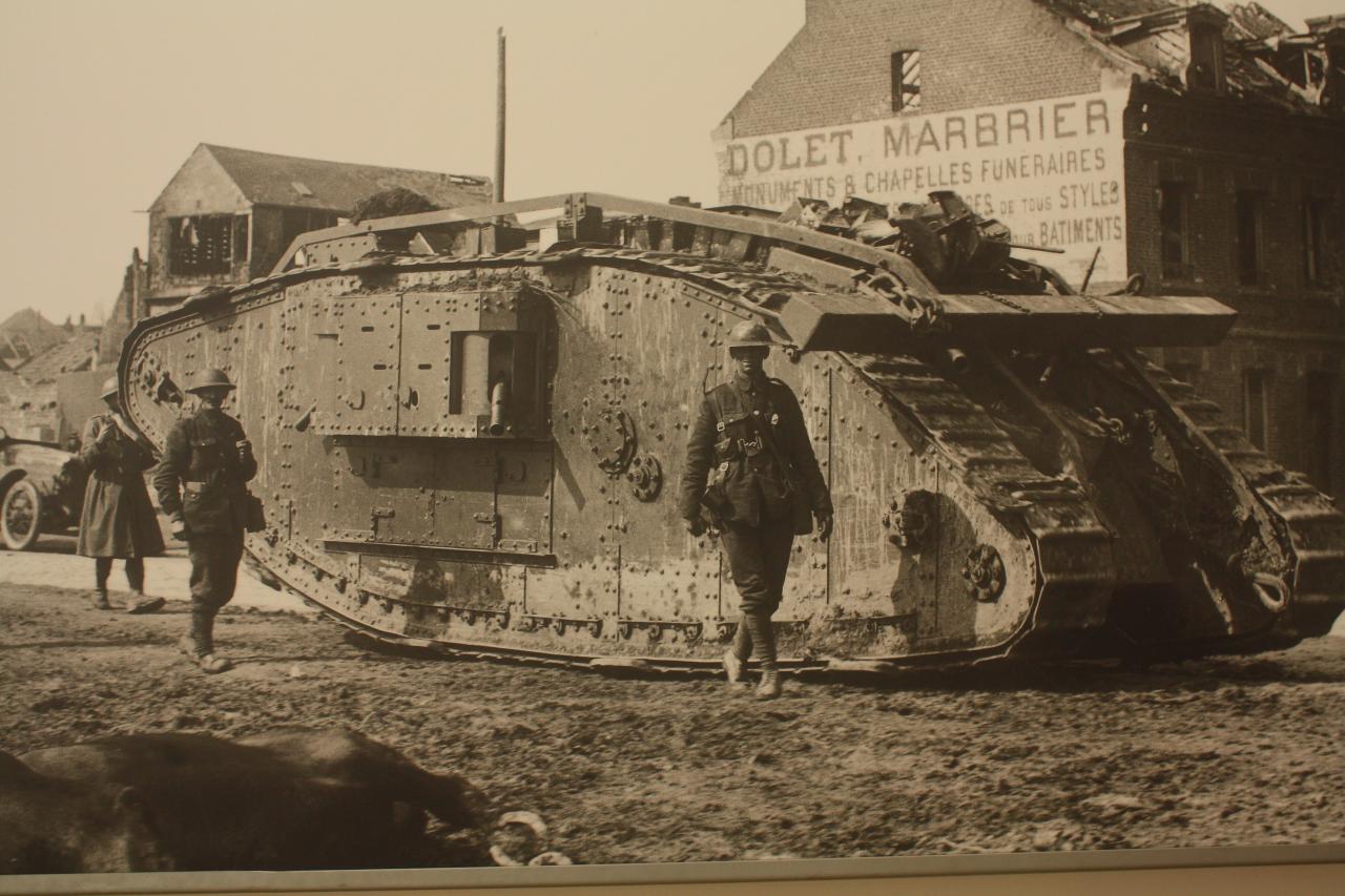[25/02/2016] Tank Museum Bovington: Die Rhomboid-Form der Panzerbaureihe vom Typ Mark sorgte im Ersten Weltkrieg für den dringend benötigten Fortschritt der Alliierten, um die gegnerischen Gräben durchbrechen zu können.