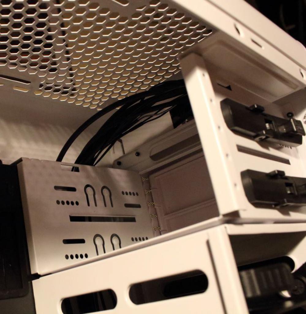 [19/02/2016] Sharkoon BW9000-W: viel Platz für einen Radiator zwischen dem 5 1/4-Zoll-Bereich und dem Deckel