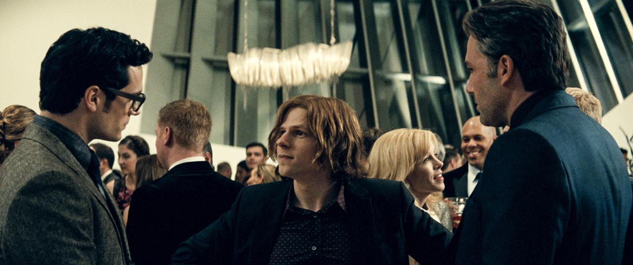 Das junge und intrigante Genie Lex Luthor (Jesse Eisenberg) hetzt Superman auf Batman. 
