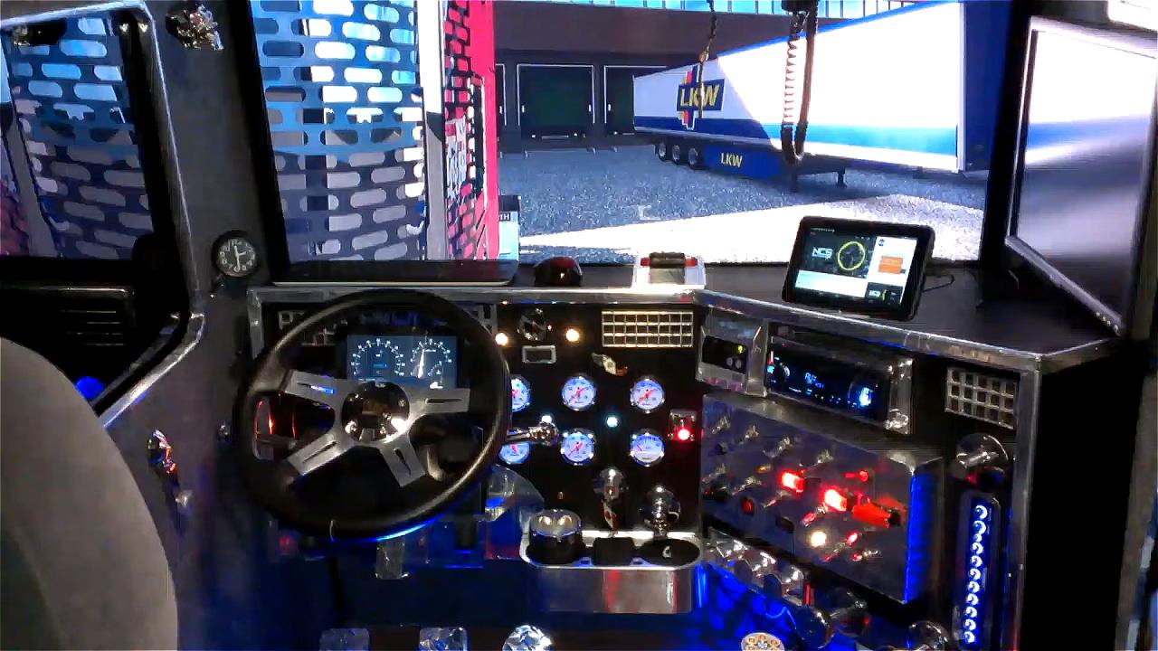 [10/03/2016] Gaming-Setups für echte Enthusiasten - Was ihr hier im Bild seht, ist eine Fahrerkabine der Marke Eigenbau, die samt Force Feedback-Lenkrad, Gangschaltung, Eye-Tracking und selbstgebauten Amataturen mit funktionstüchtigen Schaltern für ein echtes Mittendrin-Gefühl in Euro Truck Simualtor und anderen Spielen sorgt. Dafür ist natürlich spezielle Hard- und Software sowie eine Menge Geld notwendig. Sowas erhaltet ihr nur auf dem PC. Zum Glück lässt sich am PC jede Peripherie verwenden.