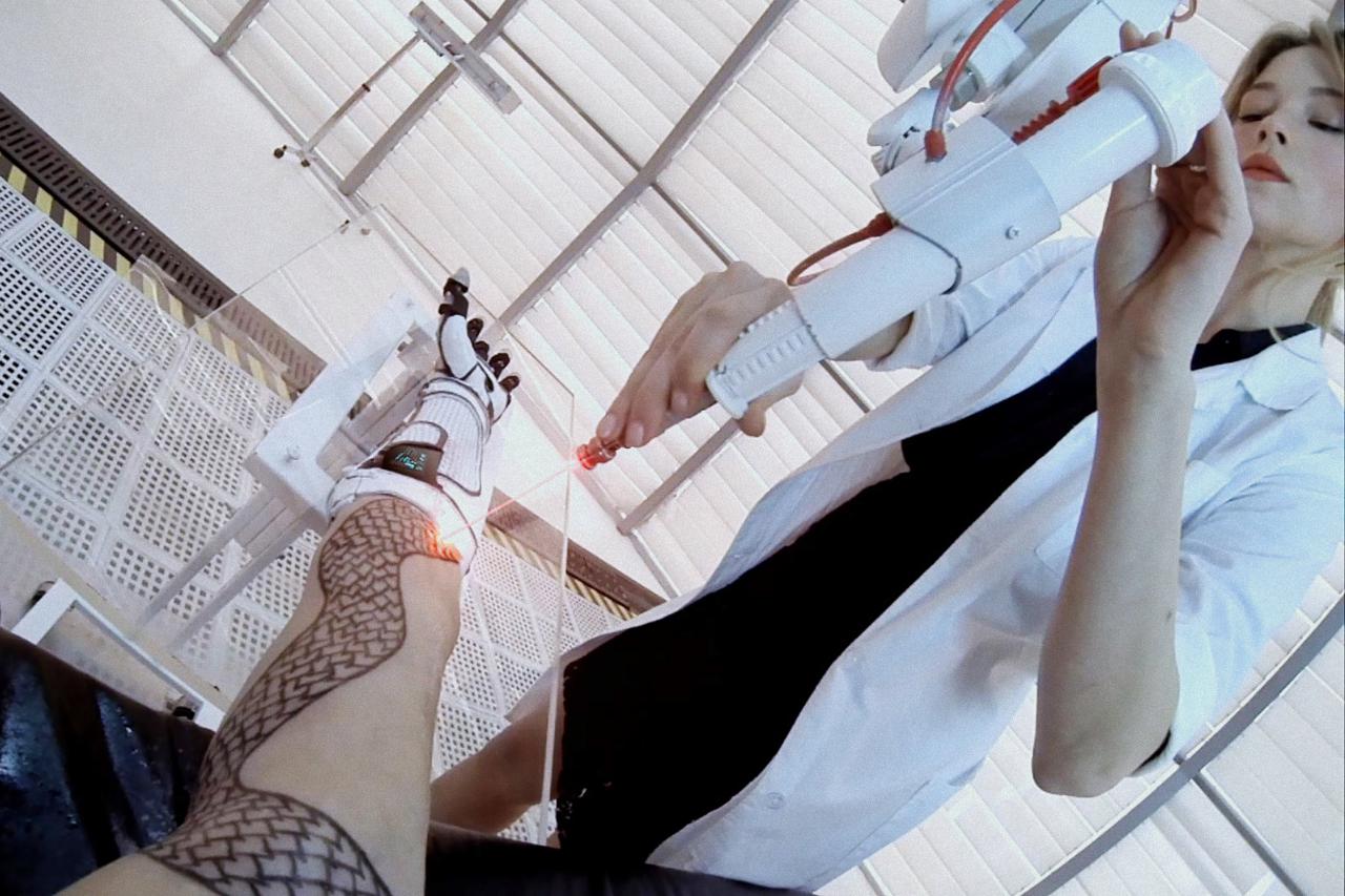 [11/03/2016] Estelle montiert Henry einen neuen Arm.