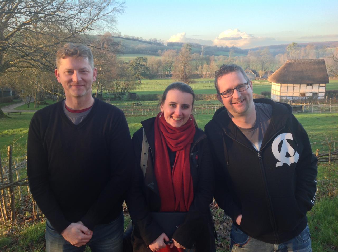 [23/03/2016] Buffed-Redakteurin Tanja Adov mit Game Director Ian Roxburg (links) und Lead Writer Andy Hall (rechts).