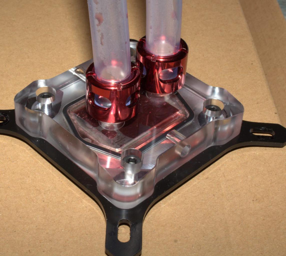 [11/03/2016] Ein ausgebauter CPU-Kühler mit noch angeschlossenen Schläuchen. Hier ein Lian-Li CB-01