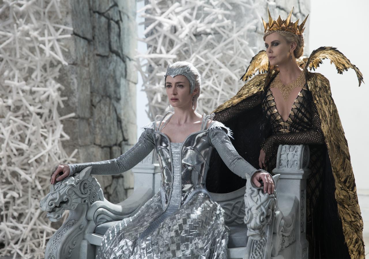 Emily Blunt als Ice Queen Freya (l.) und Charlize Theron als böse Königin (r.)