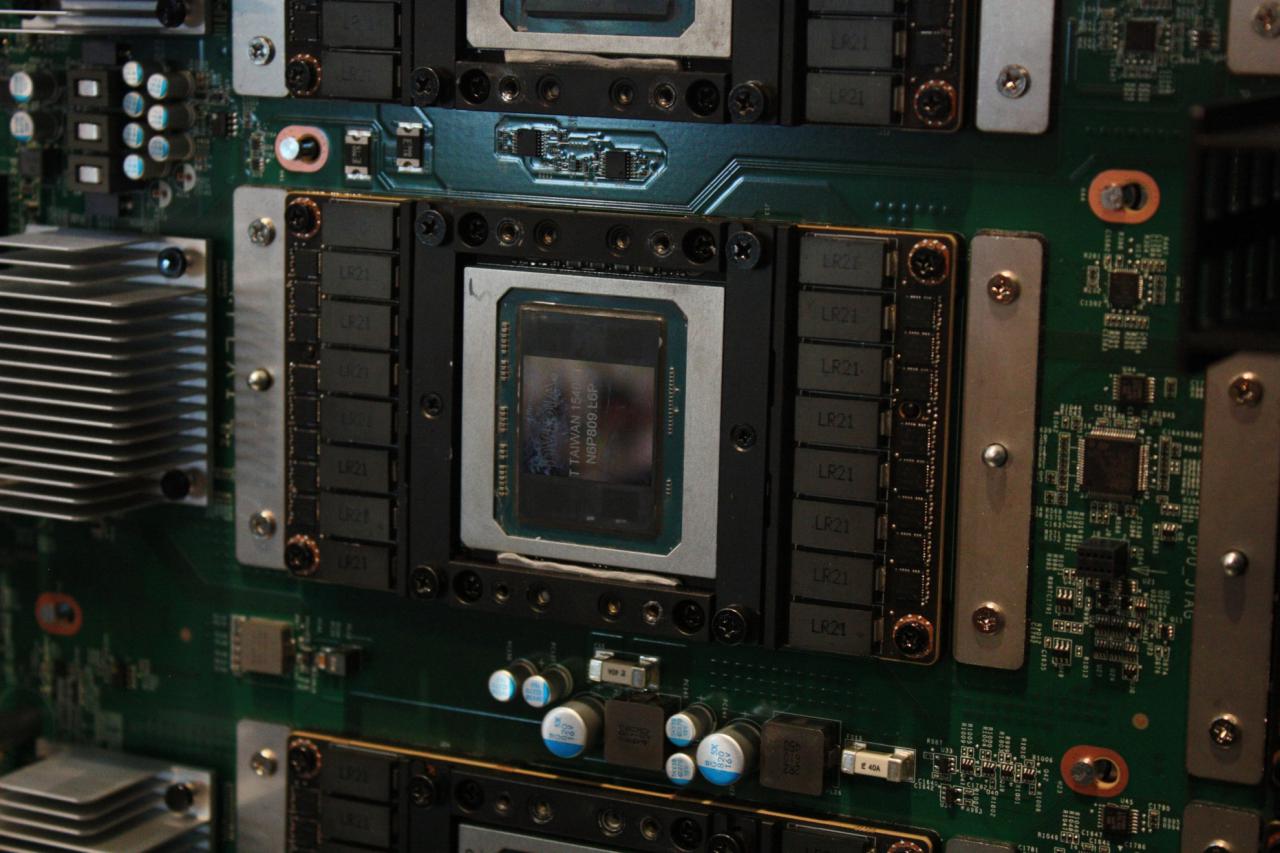 [07/04/2016] Vorserienmodell der Tesla 100-Grafikkarte mit Pascal GP100-Chip