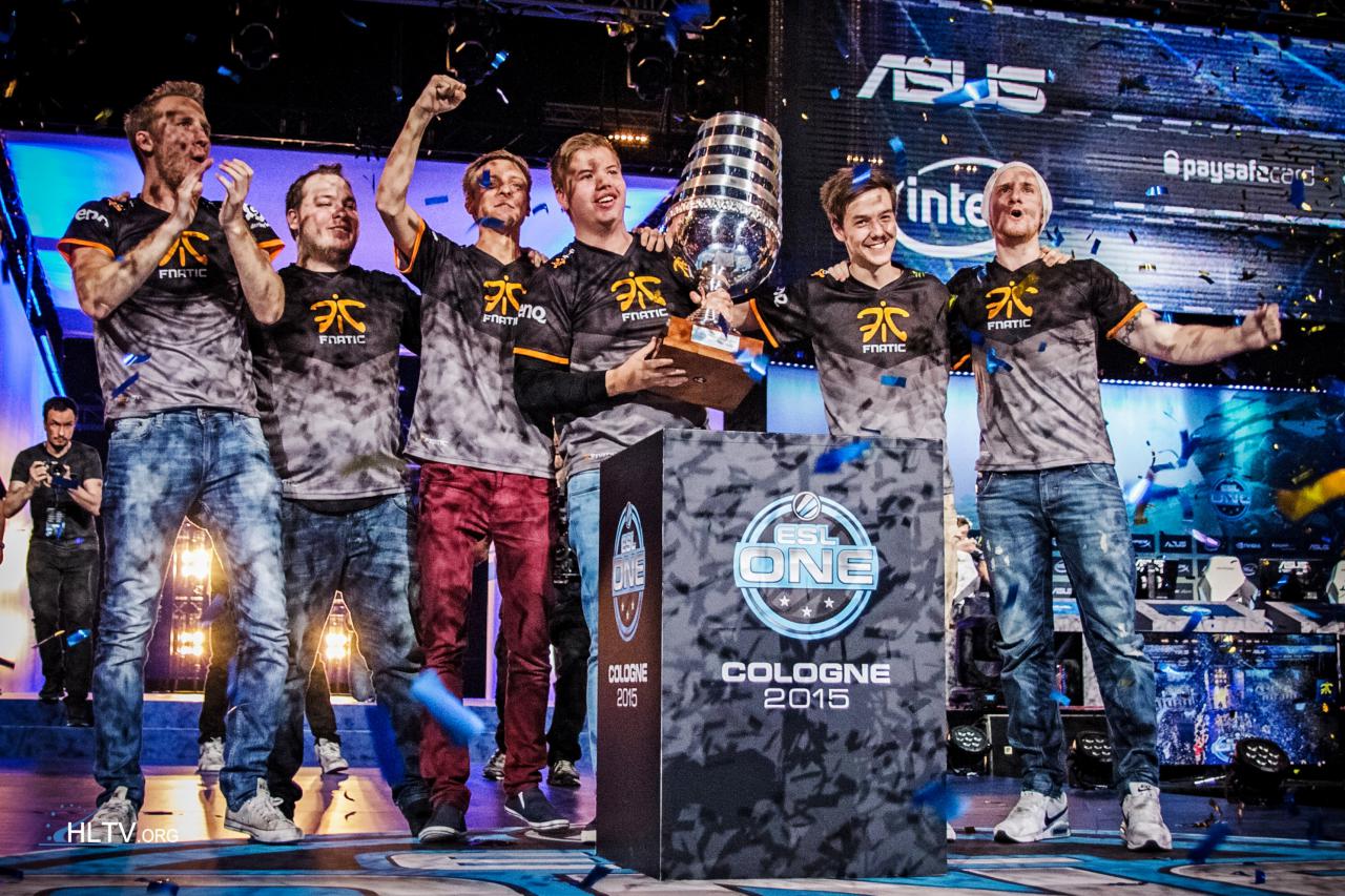 So sehen Sieger aus: Die Counter-Strike-Profis von Fnatic feiern ihren Triumph bei der ESL One 2015 in Köln.