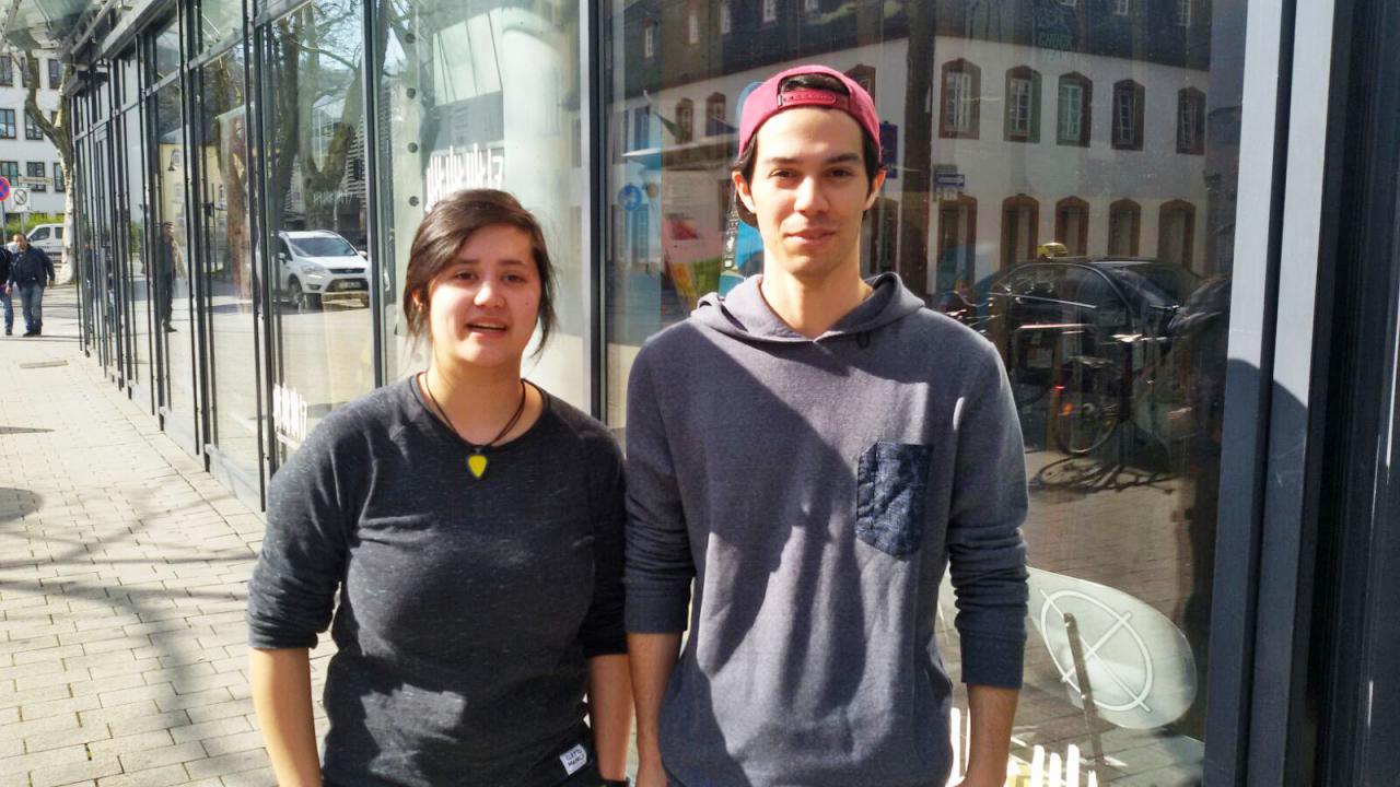 [25/05/2016] Haben für ihre Bachelor-Arbeit und ihr Spiel Sands prozedurales Terrain generiert: die Studenten Vivien Bagoiu und Julian Miro Viezens.